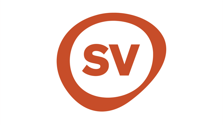Terracottafarbiges SV-Logo auf weissem Hintergrund.