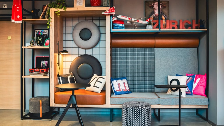 Moderne Lounge mit Kissen und Dekorationen in Zürich-Thema.