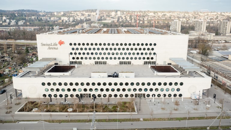 Aussenansicht der Swiss Life Arena in urbanem Gebiet.
