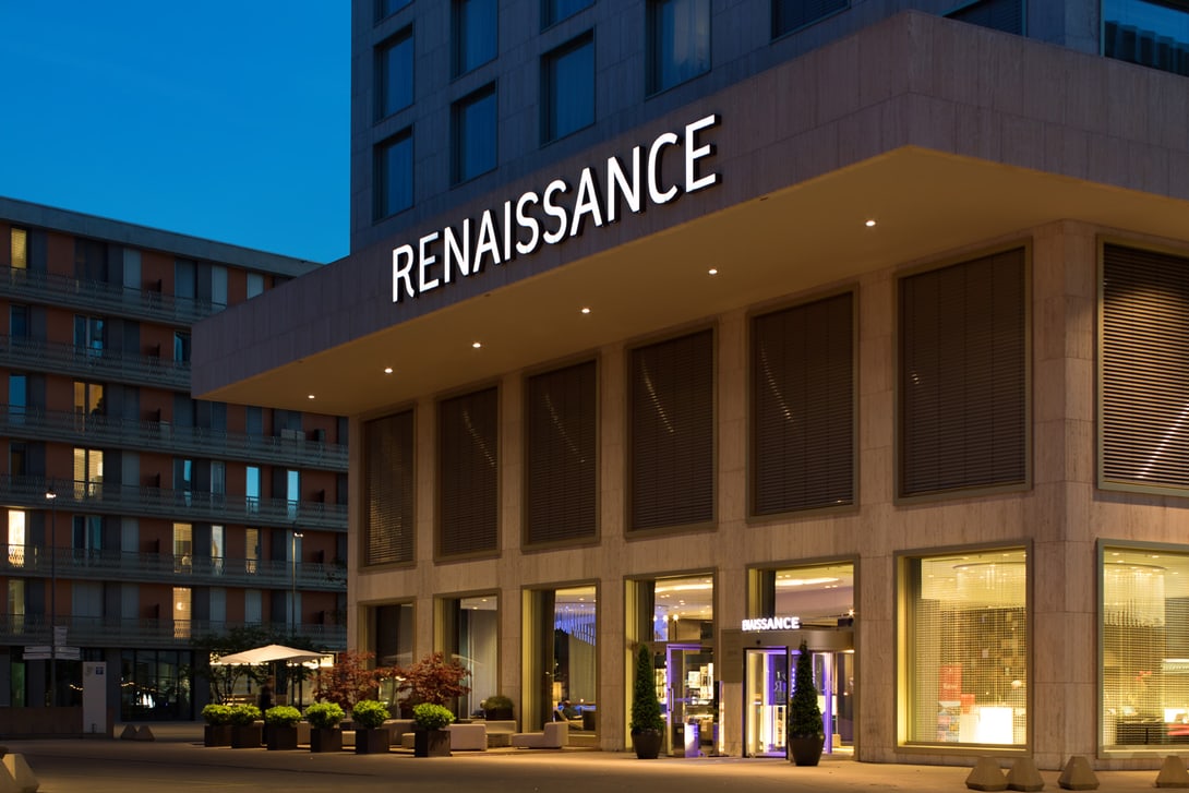 Eingang des Renaissance Hotels bei Abenddämmerung.