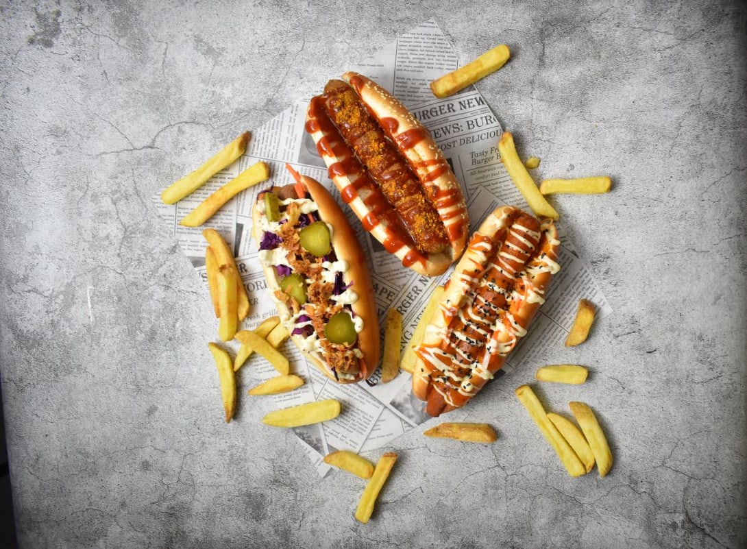 SV Group développe constamment de nouvelles recettes, suit les tendances alimentaires et propose également des options végétaliennes et végétariennes. Comme ces hot-dogs.