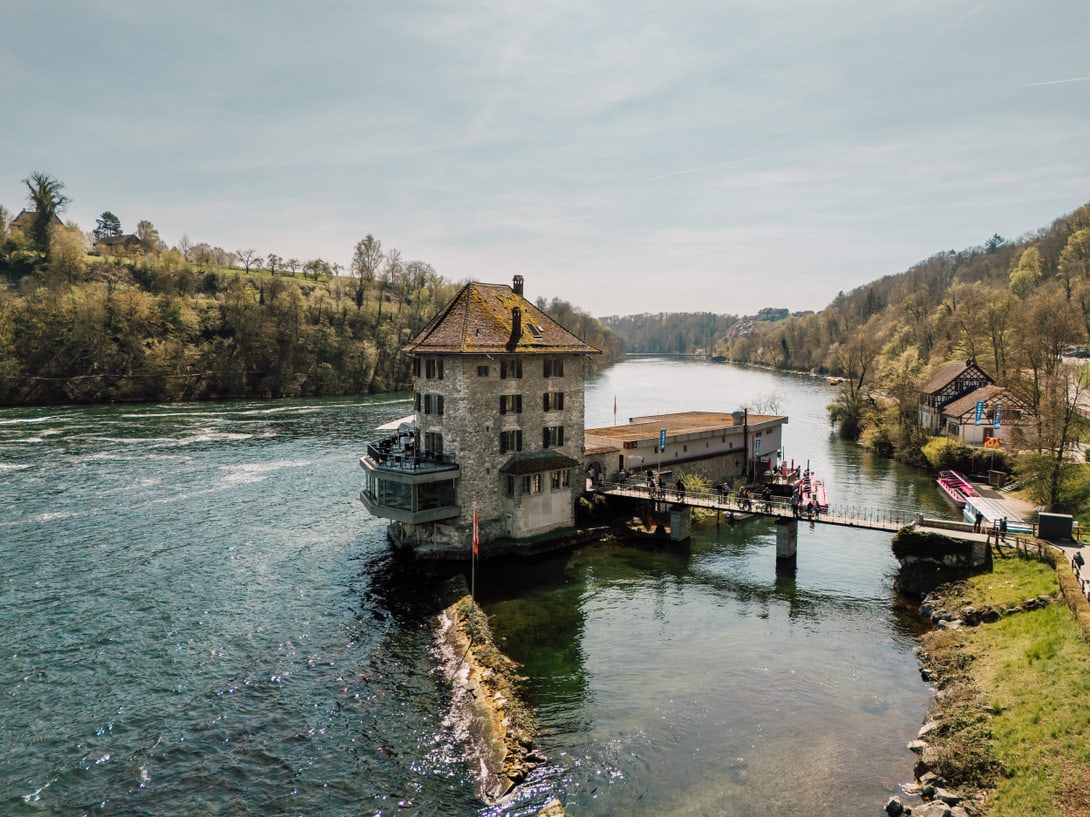Neben Foodständen und Imbissen gehört auch das Schlössli Wörth zum Erlebniss Rheinfall.