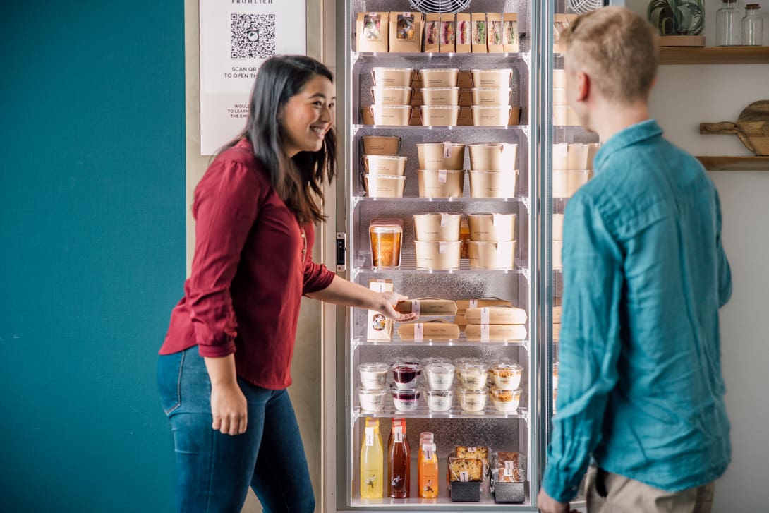 Der smart fridge gustav bietet Menüs, Bowls, Snacks und Getränke.